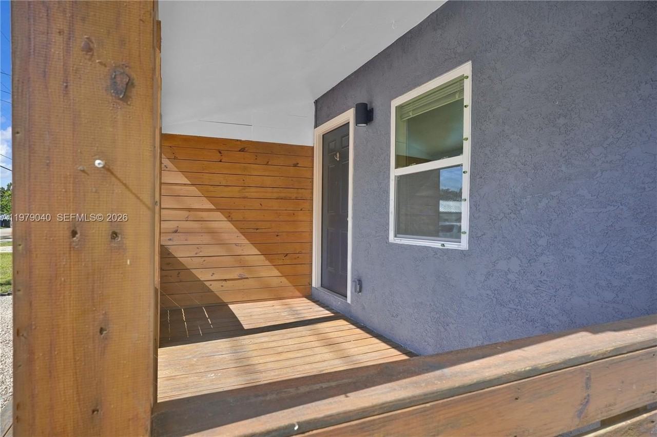 607 Sw 9th St - Photo 2 of 28