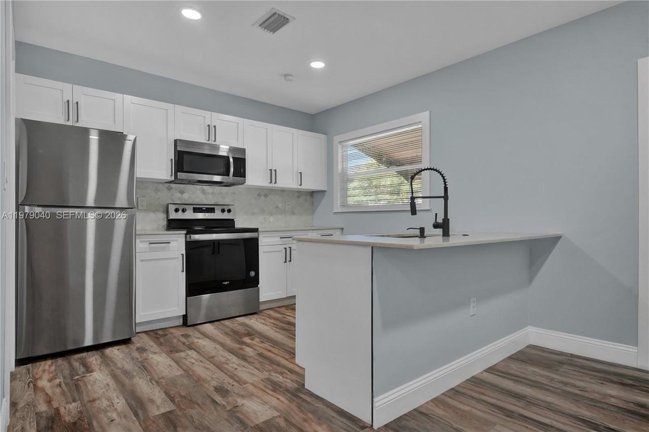 607 Sw 9th St - Photo 3 of 28