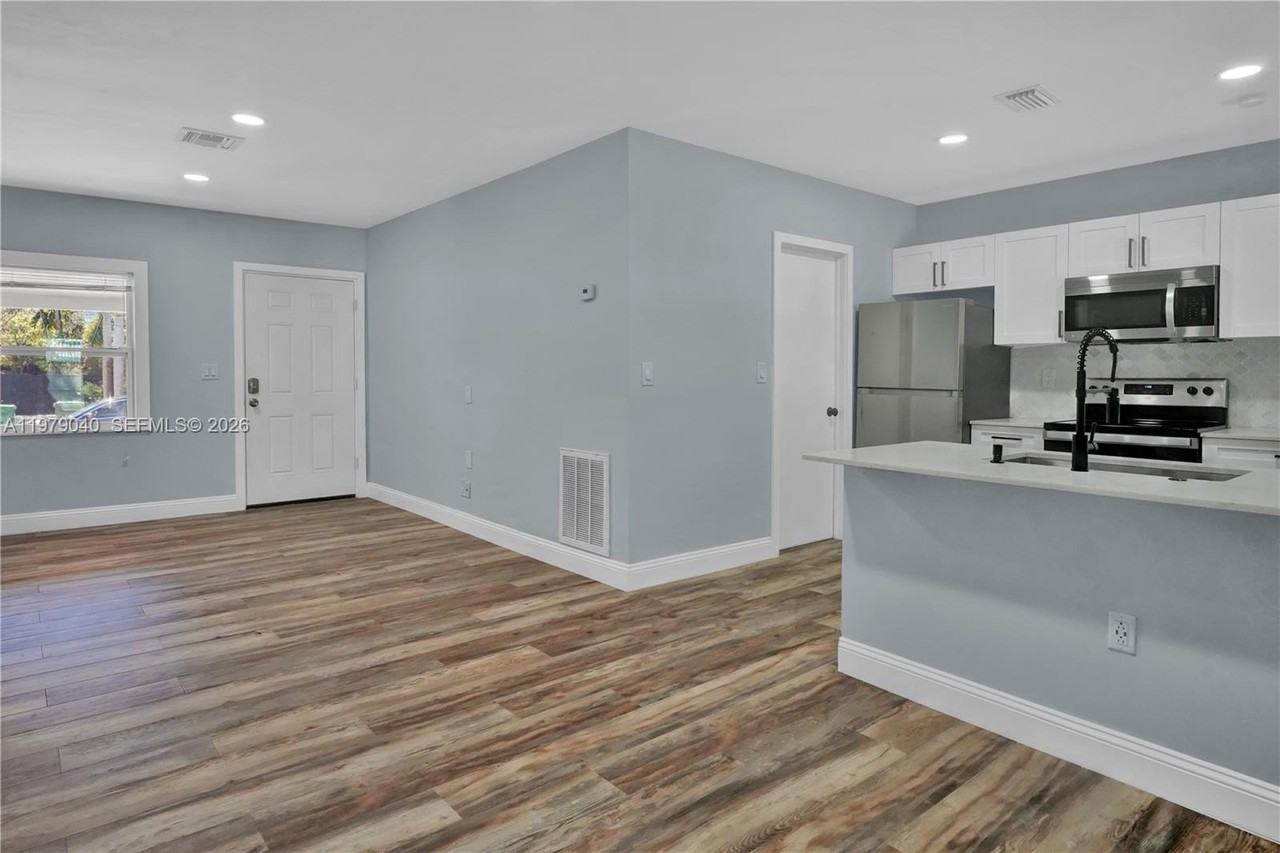 607 Sw 9th St - Photo 4 of 28