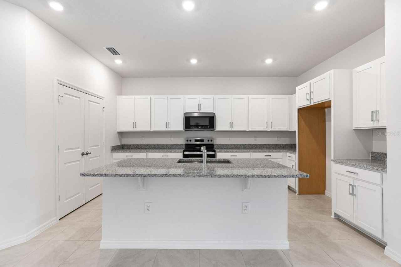 3406 Sanctuary Dr - Photo 6 of 34