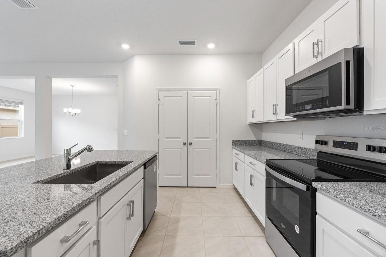 3406 Sanctuary Dr - Photo 7 of 34