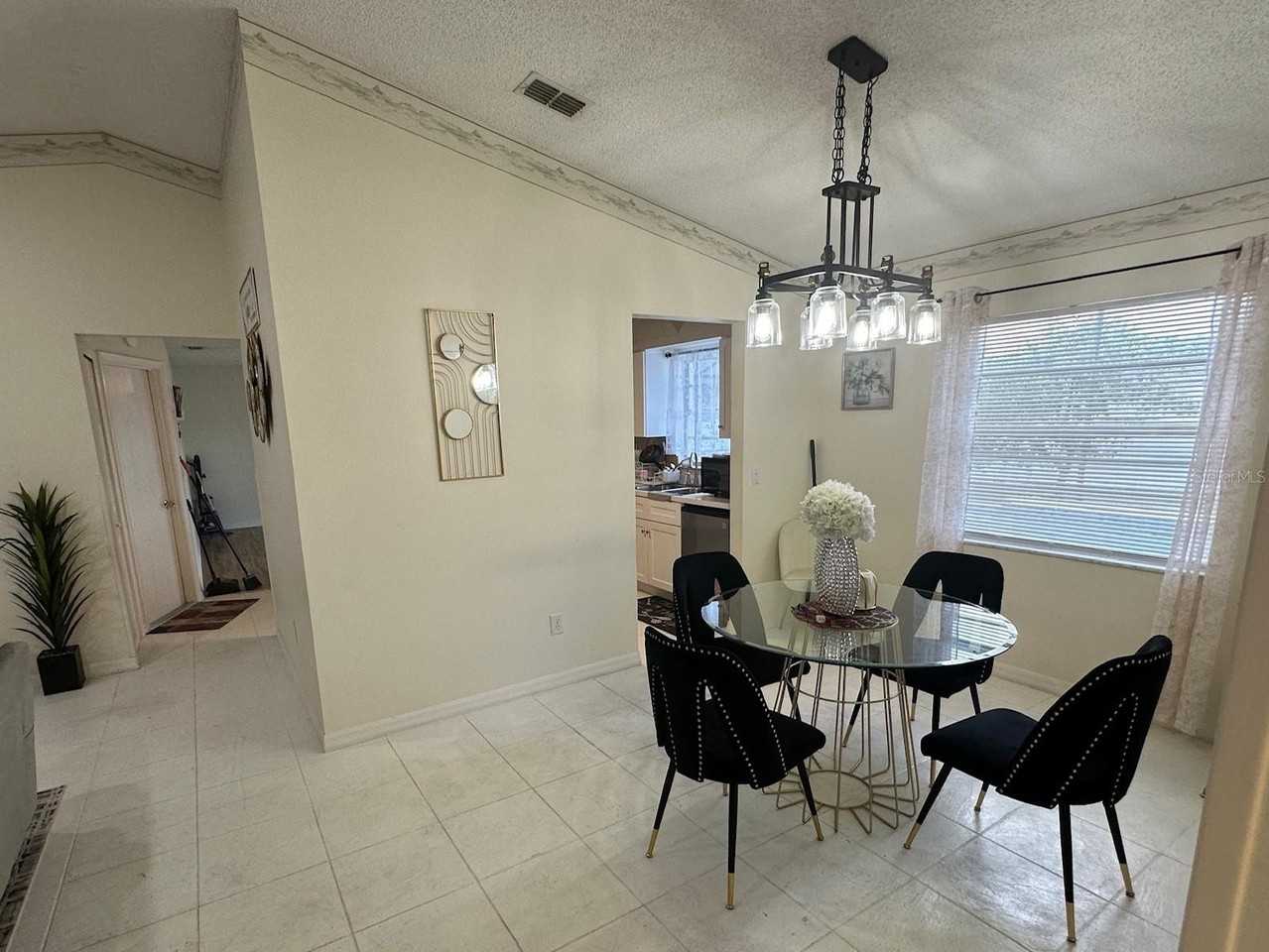 1310 Dartmoor Ave - Photo 5 of 11