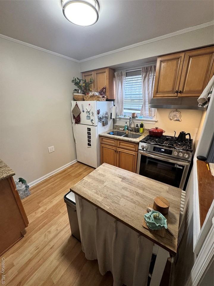 655 E Walnut St 1st Fl - Photo 5 of 14