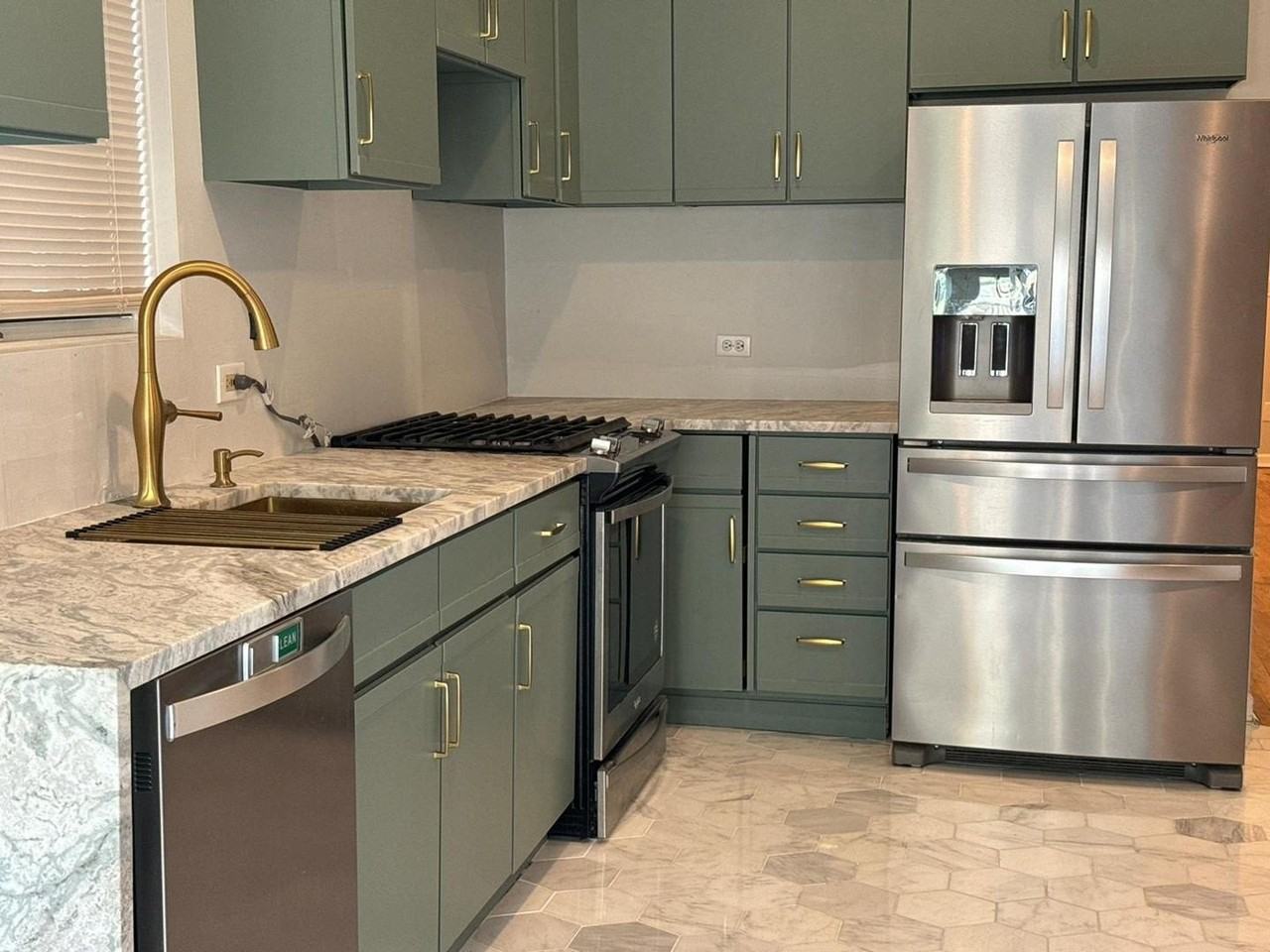 923 W Fletcher St Unit 1 - Photo 6 of 29