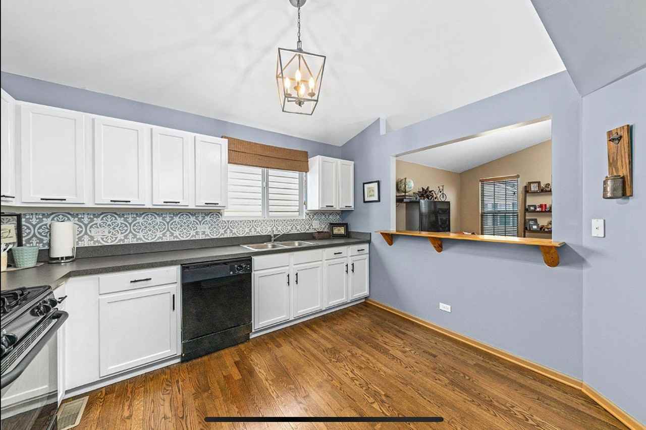 695 Serendipity Dr - Photo 2 of 8