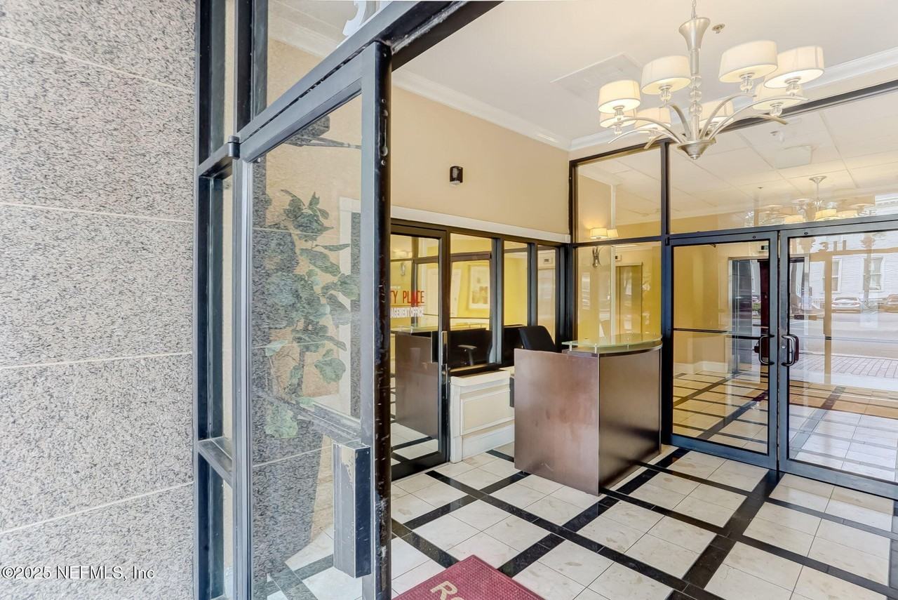 311 W Ashley St Apt 1715 - Photo 3 of 27