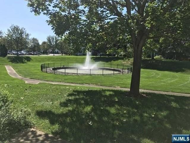 323 Wilshire Dr - Photo 2 of 16