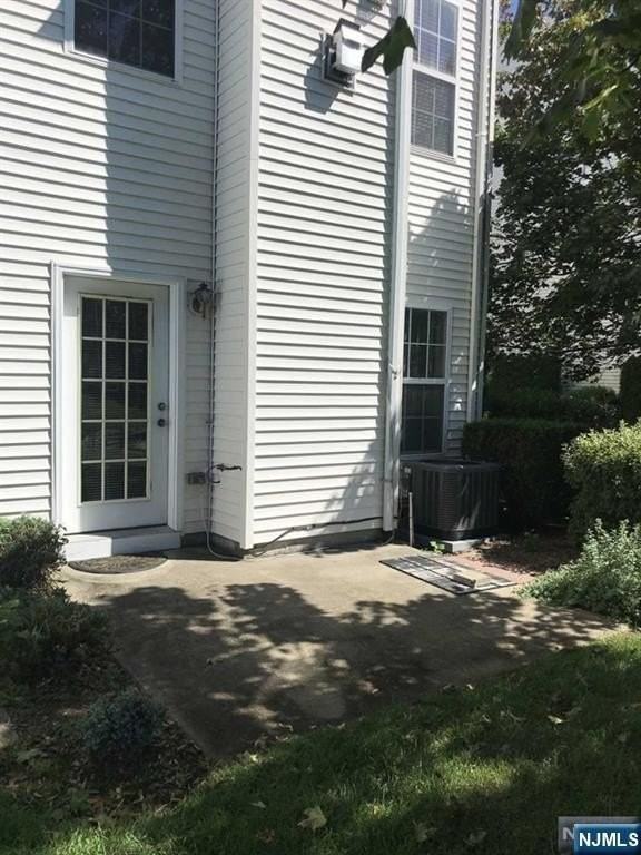 323 Wilshire Dr - Photo 3 of 16