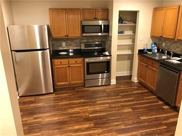 445 10th St - Photo 4 of 12