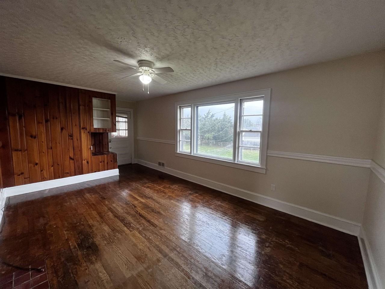 1408 Grove Dr - Photo 2 of 10