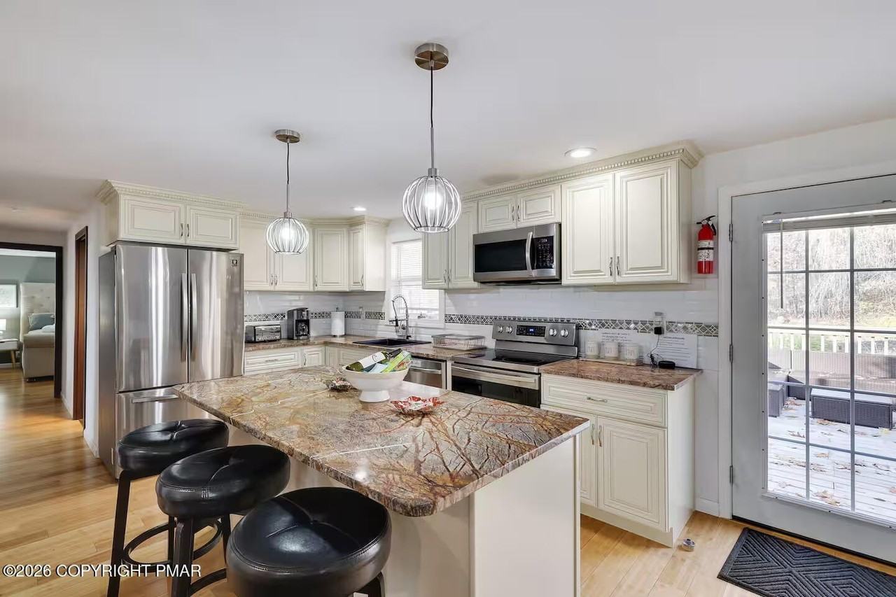 143 Britt Ct - Photo 3 of 20