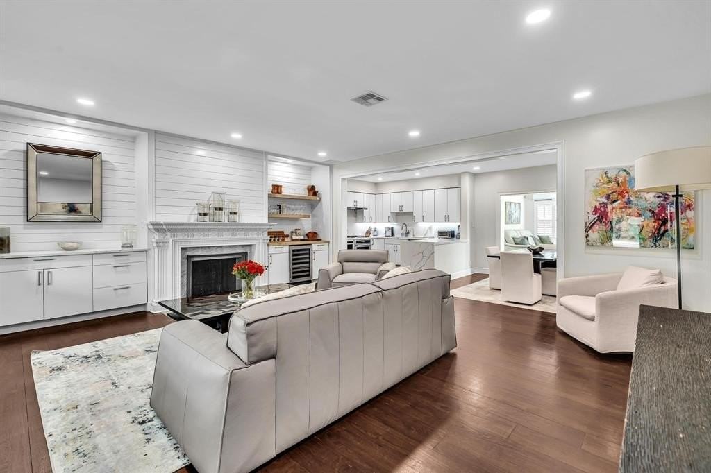 746 Ne 16th Ter - Photo 3 of 32