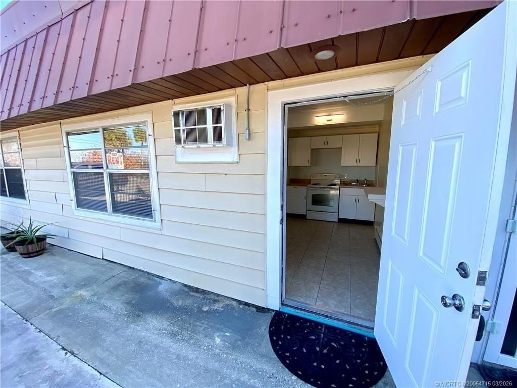 4800 Ne Blue Heron Ln Apt 6 - Photo 3 of 15