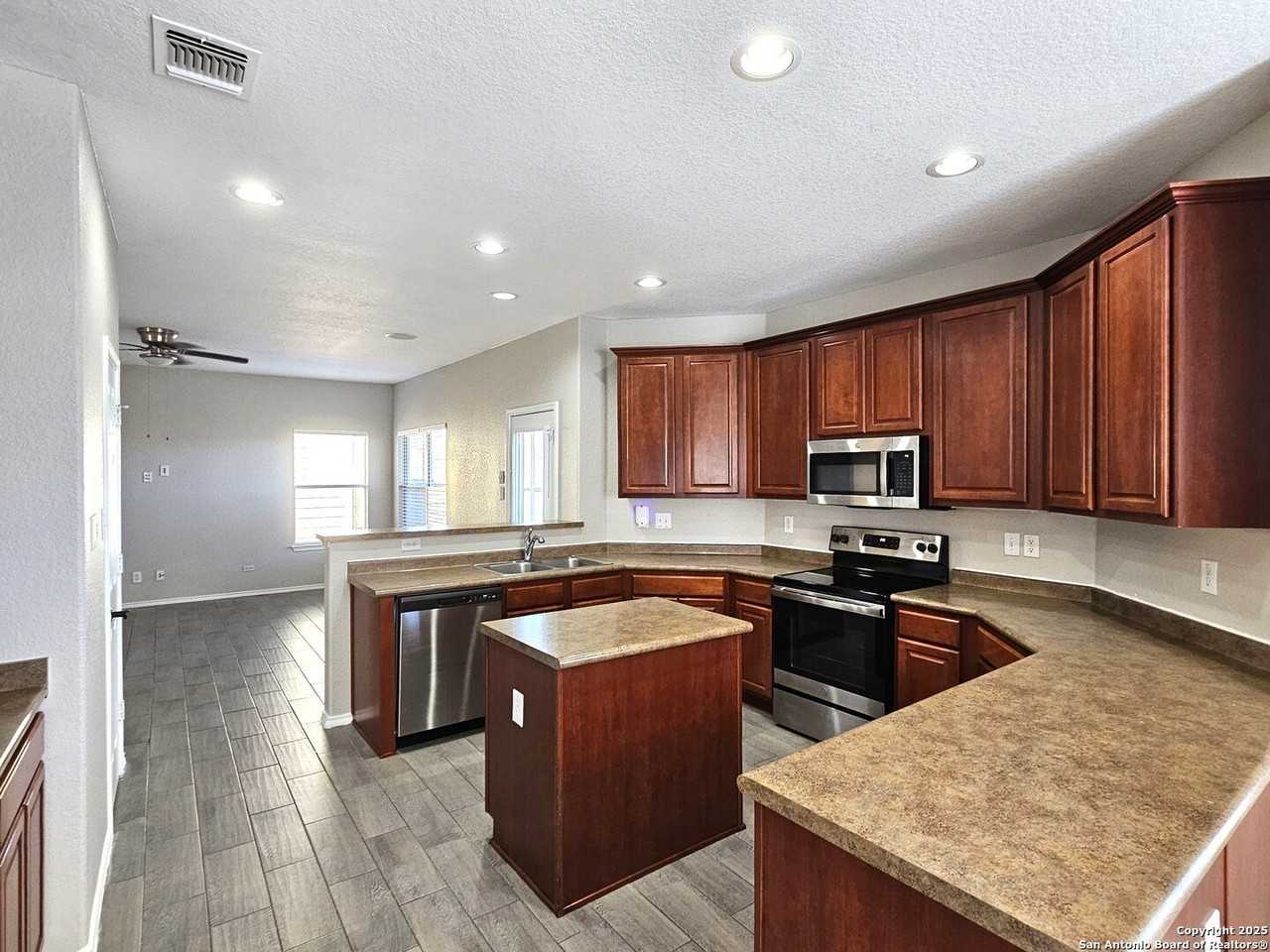 316 Julian Pt - Photo 3 of 31