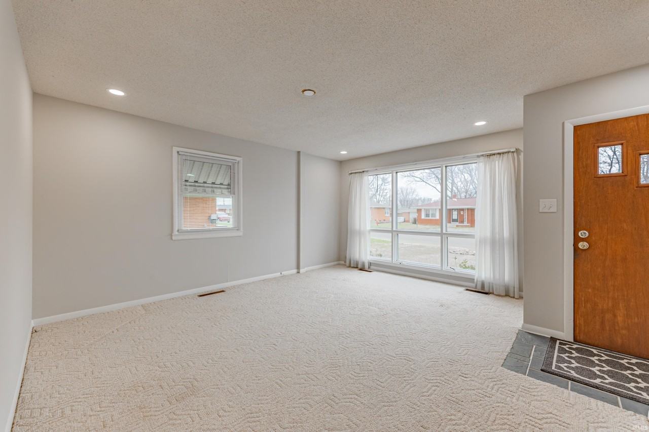 724 E Lincoln Ave - Photo 2 of 36