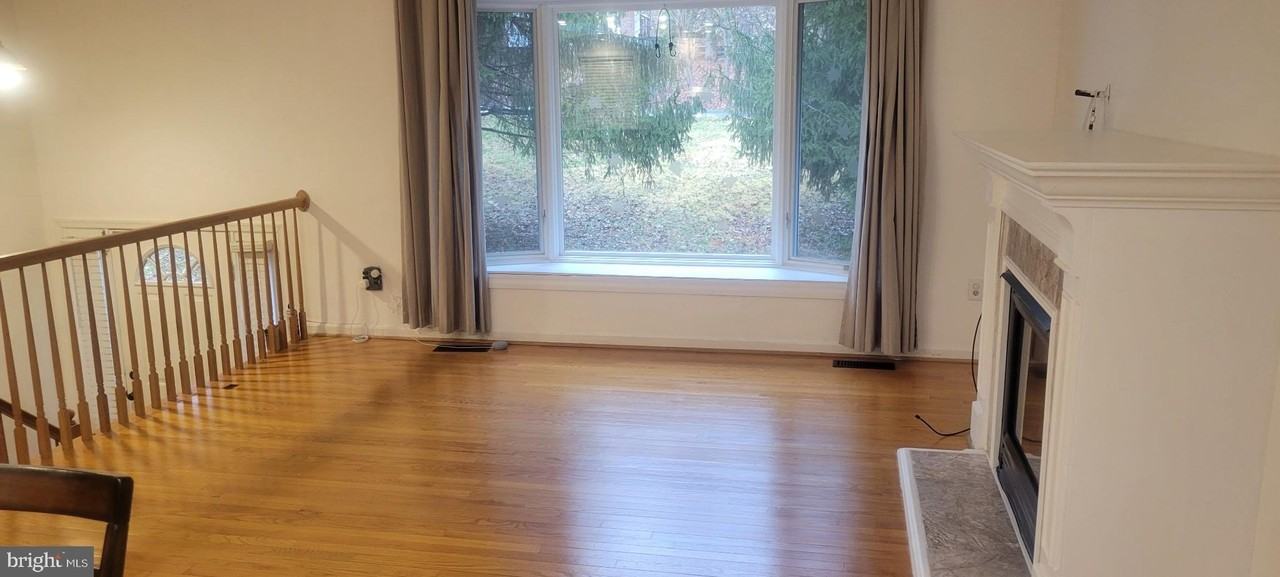 2133 Hallmark Dr - Photo 4 of 20