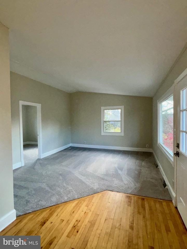 720 Genessee St - Photo 4 of 28