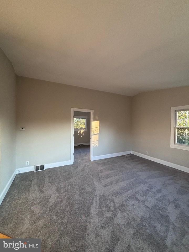 720 Genessee St - Photo 7 of 28