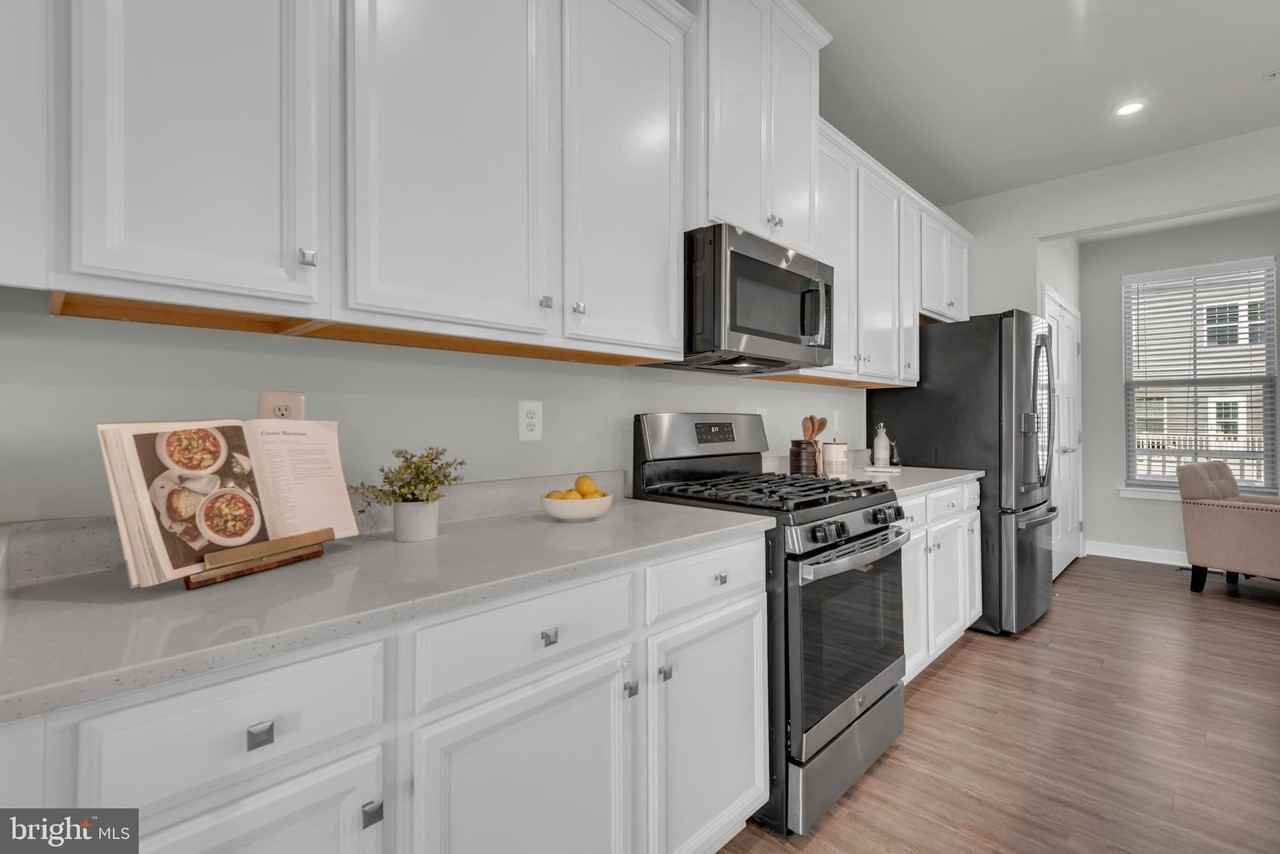 14910 Townshend Terrace Ave - Photo 6 of 39