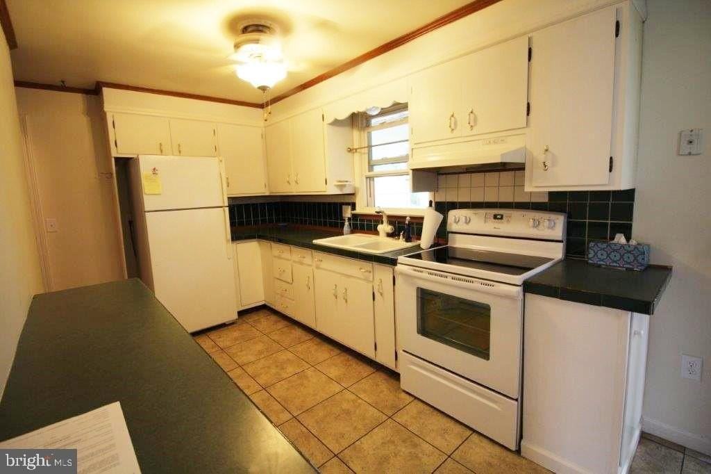 818 Walnut St - Photo 3 of 11