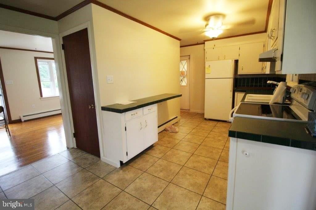 818 Walnut St - Photo 4 of 11