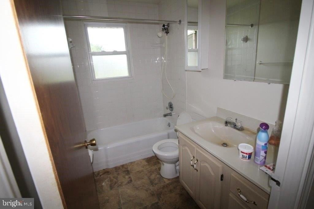 818 Walnut St - Photo 7 of 11