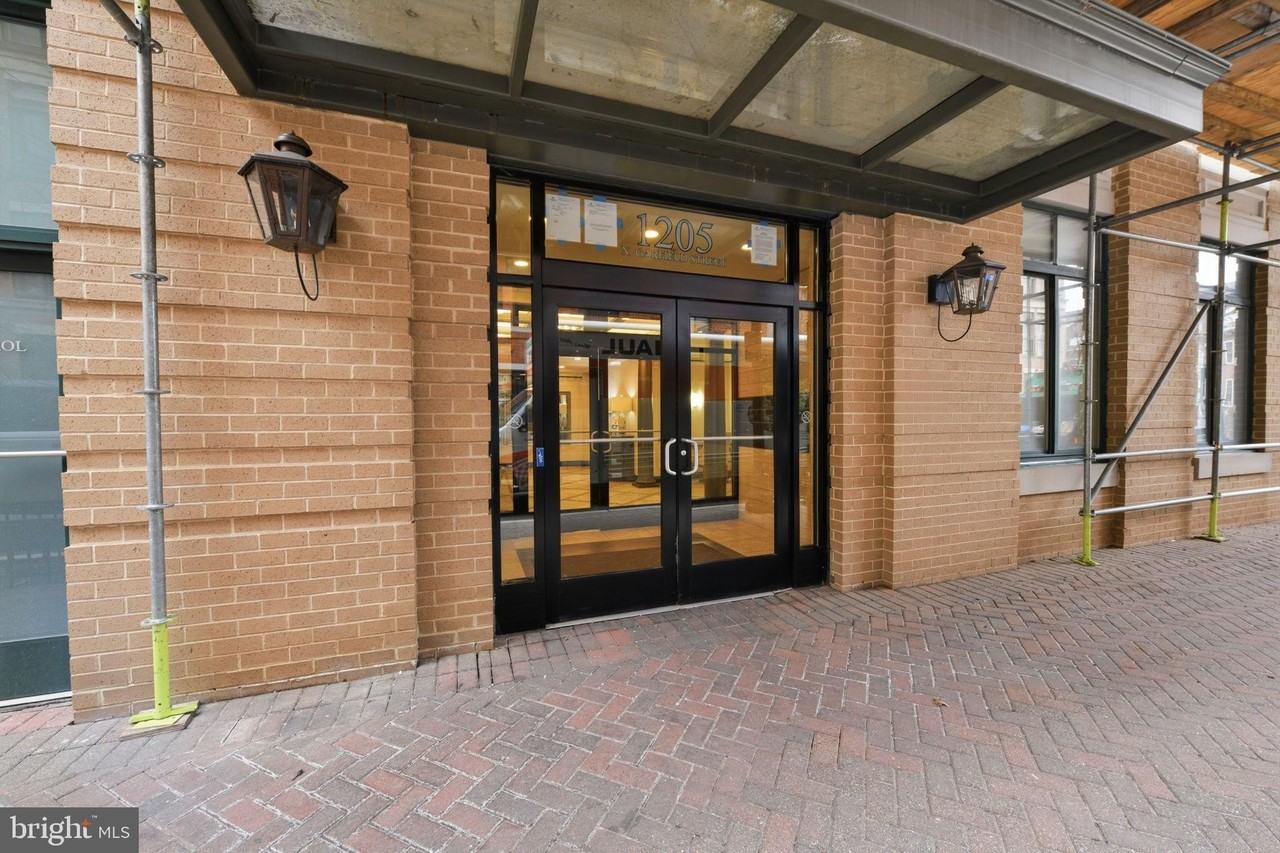 1205 N Garfield St Apt 401 - Photo 2 of 22