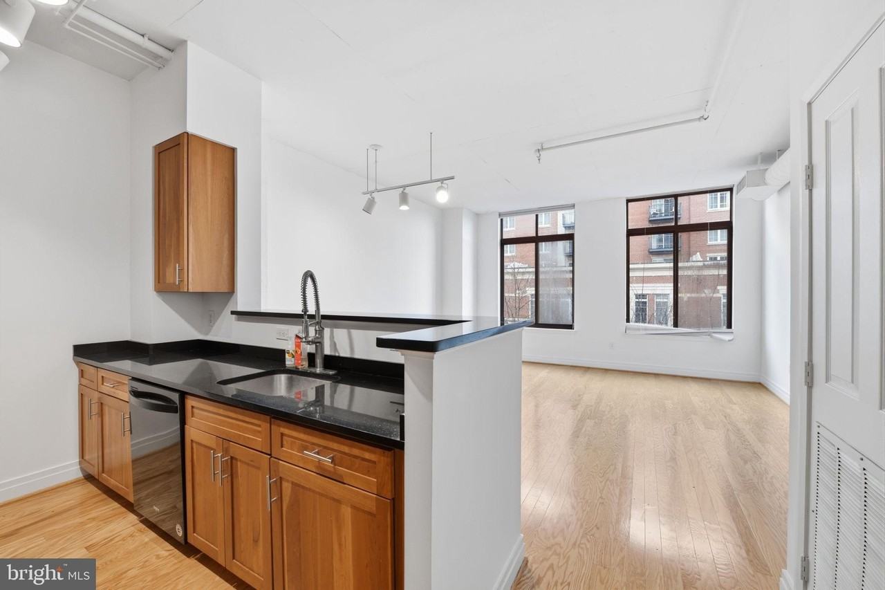 1205 N Garfield St Apt 401 - Photo 3 of 22