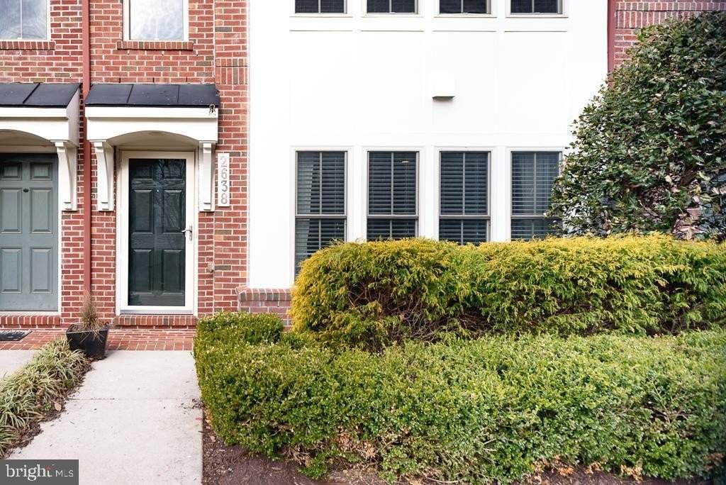 2638 S Kenmore Ct - Photo 2 of 21