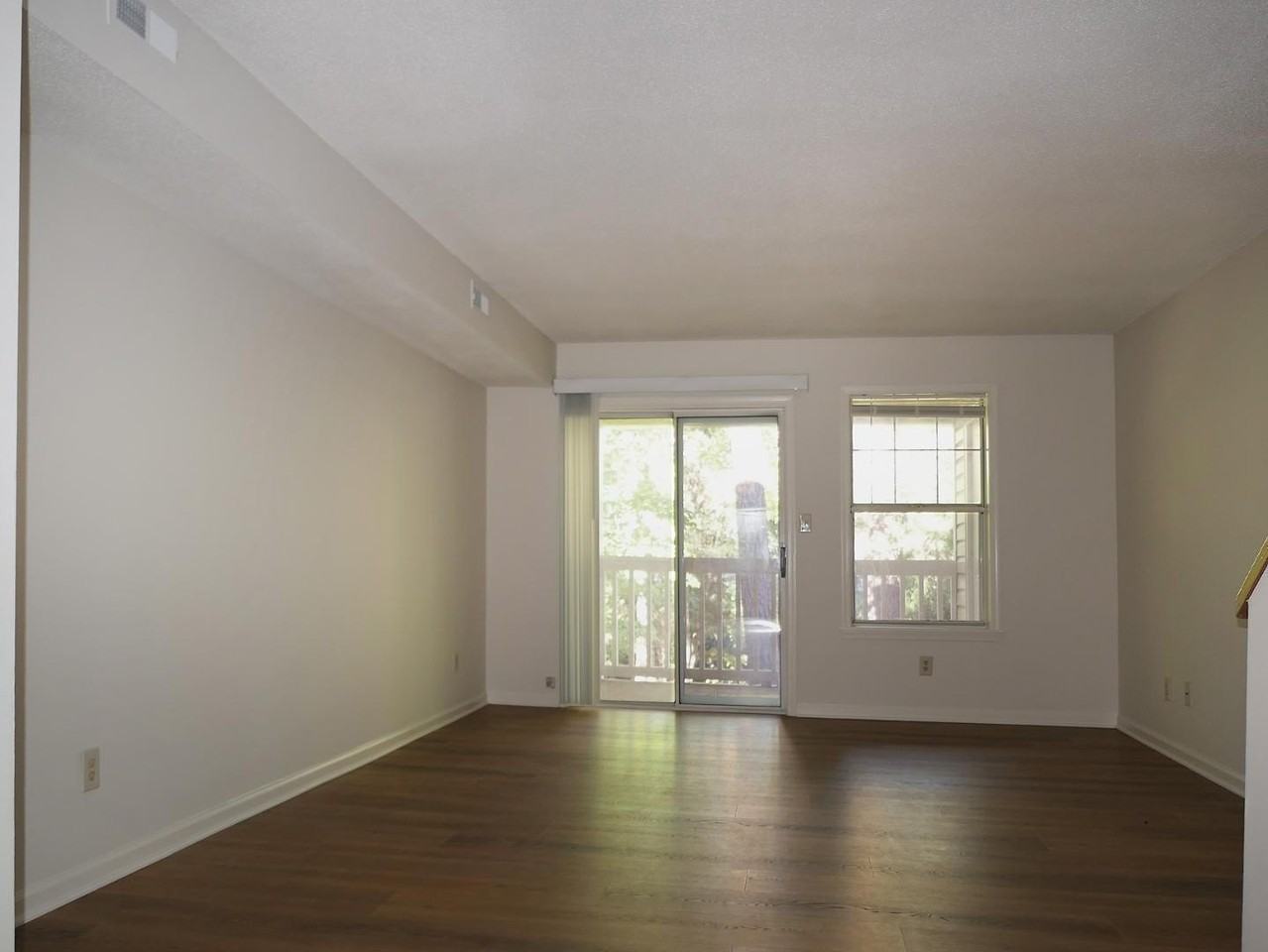 138 Kingsbury Dr - Photo 2 of 21