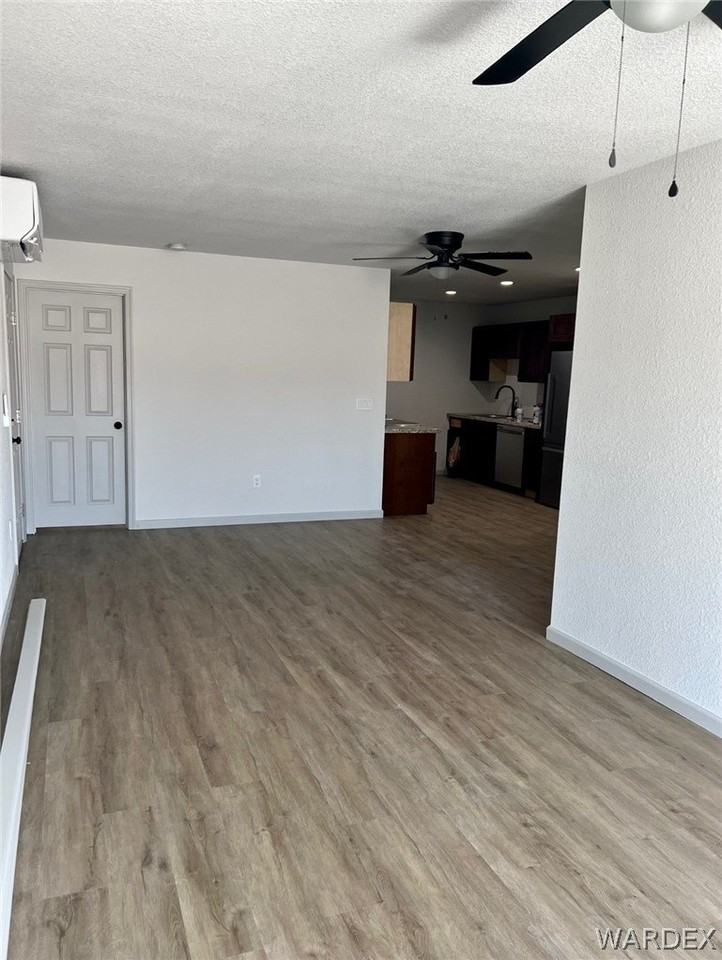 192 Palm Ave - Photo 4 of 9