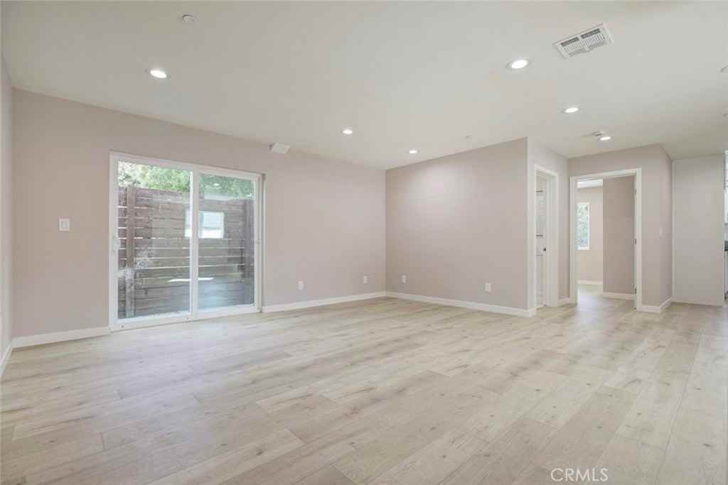 15557 Wyandotte St - Photo 3 of 25