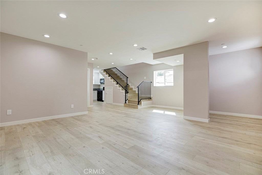 15557 Wyandotte St - Photo 4 of 25