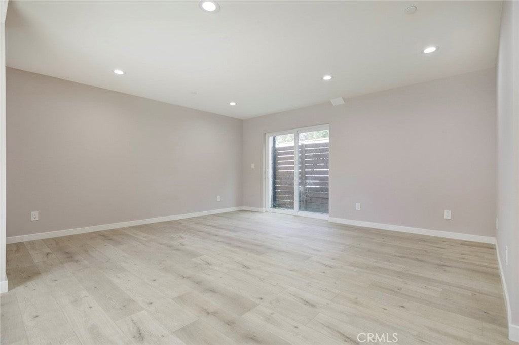 15557 Wyandotte St - Photo 5 of 25