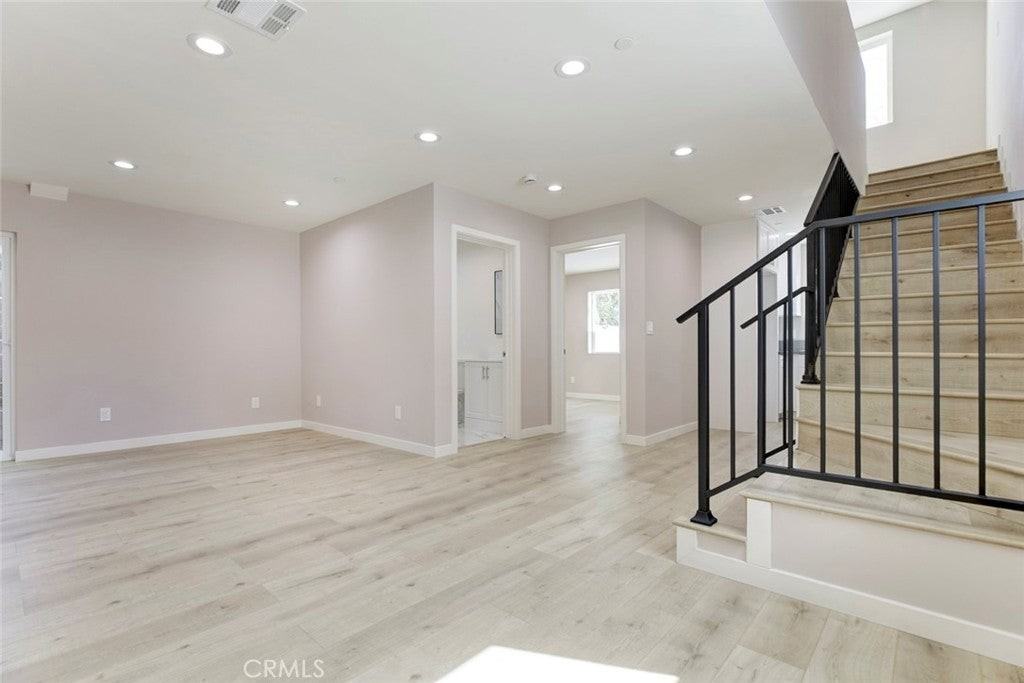 15557 Wyandotte St - Photo 6 of 25