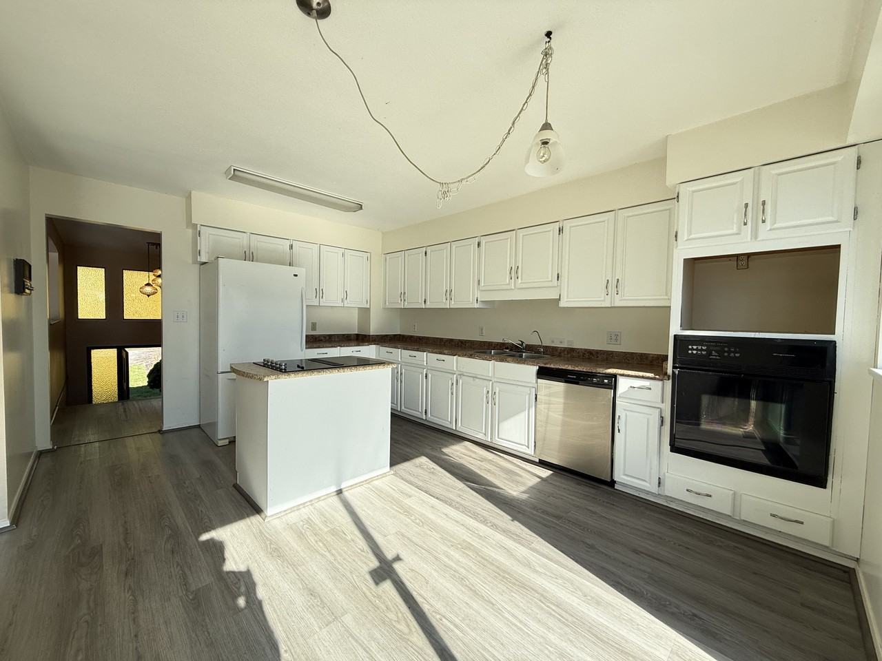 14450 16A Avenue - Photo 7 of 23