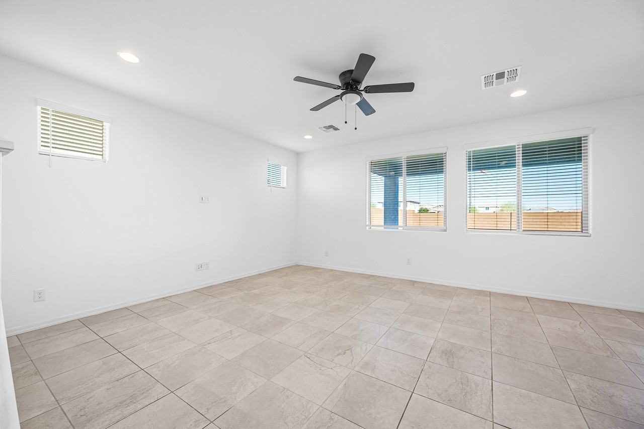 8926 West Oregon Avenue - Photo 4 of 33