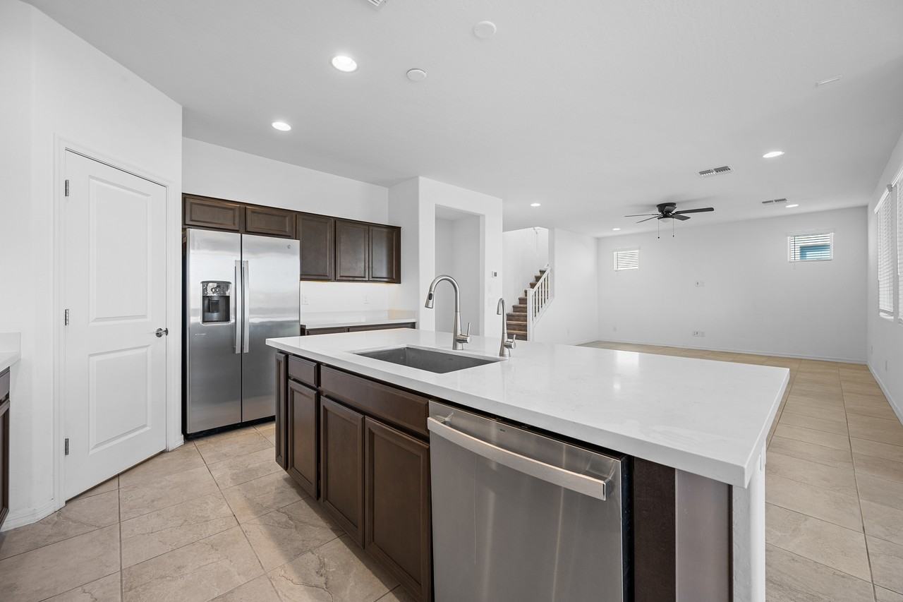 8926 West Oregon Avenue - Photo 6 of 33