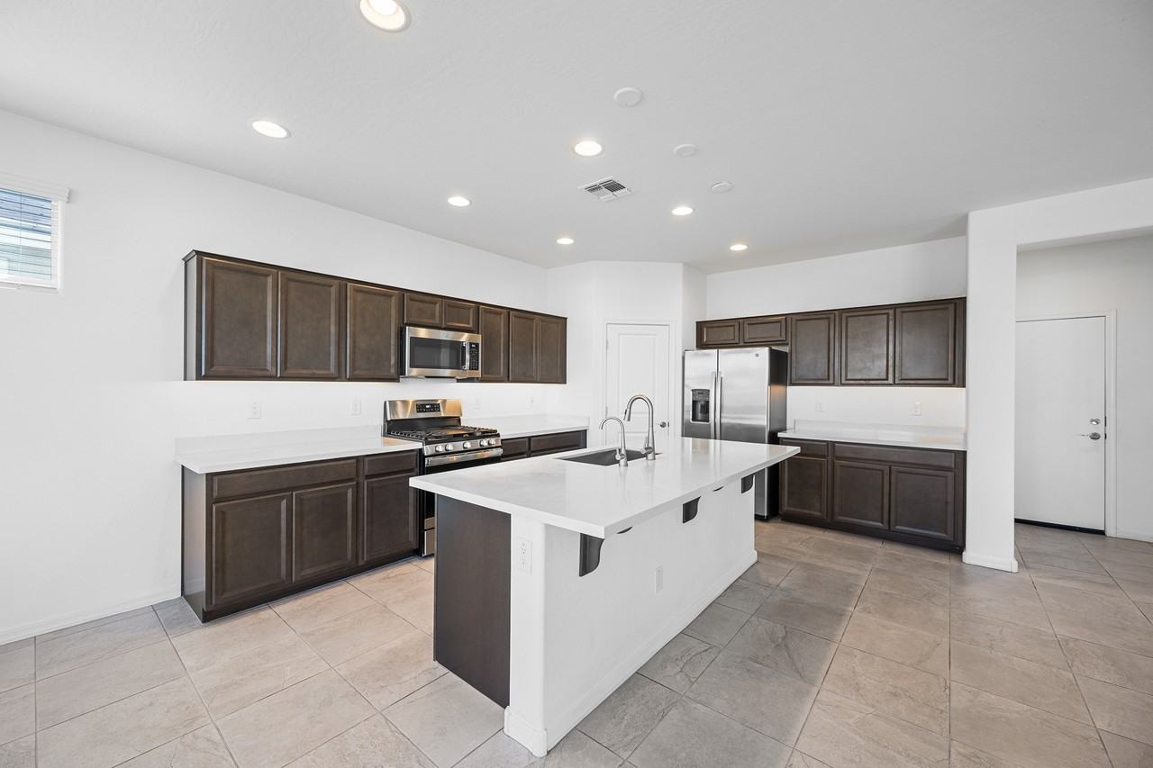 8926 West Oregon Avenue - Photo 7 of 33