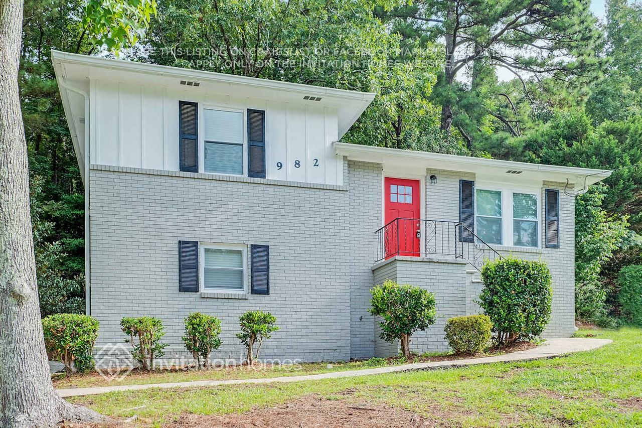 982 Hutchens Rd Se - Photo 2 of 24