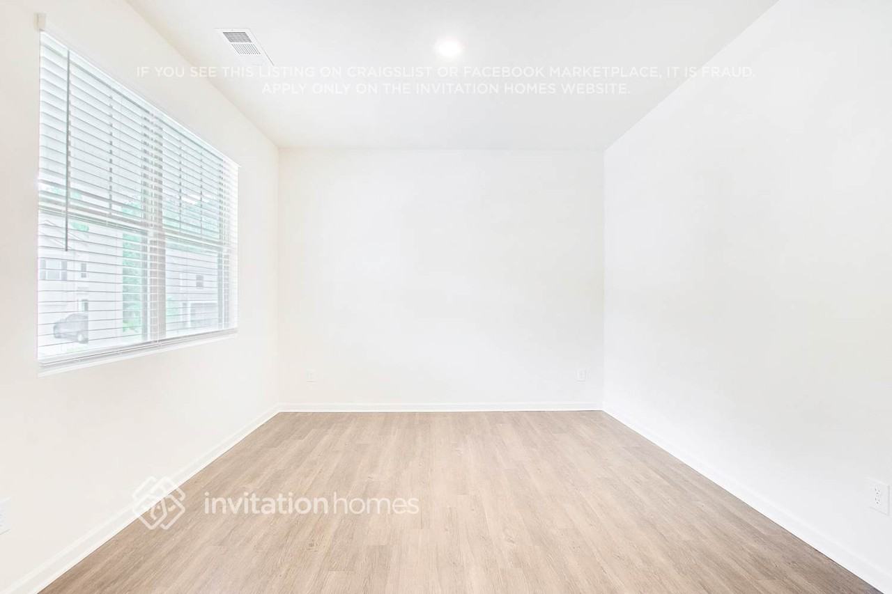 919 Lilfield Ln - Photo 4 of 26