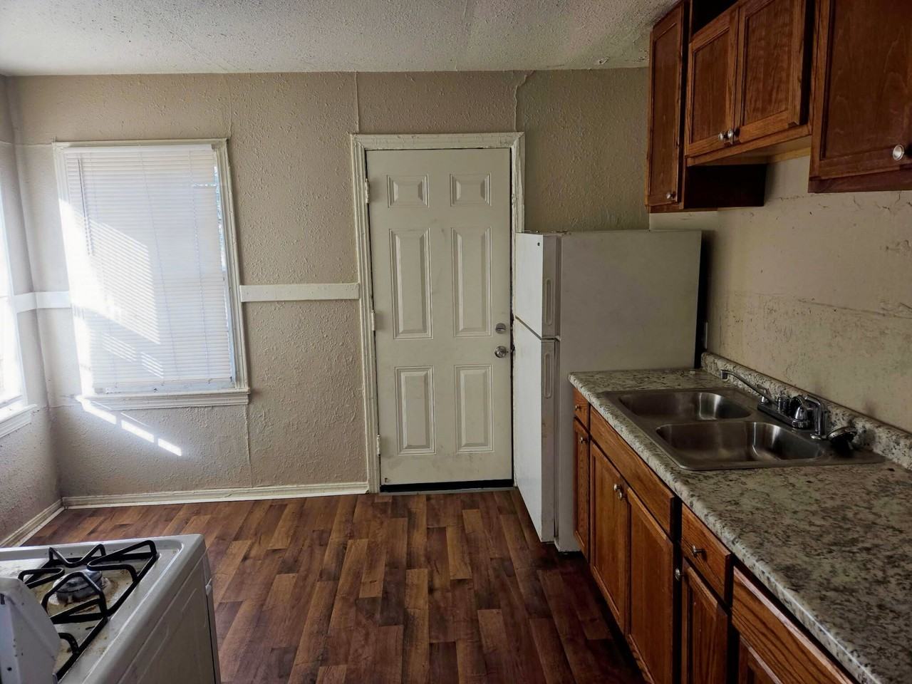 304 Crockett St - Photo 3 of 7