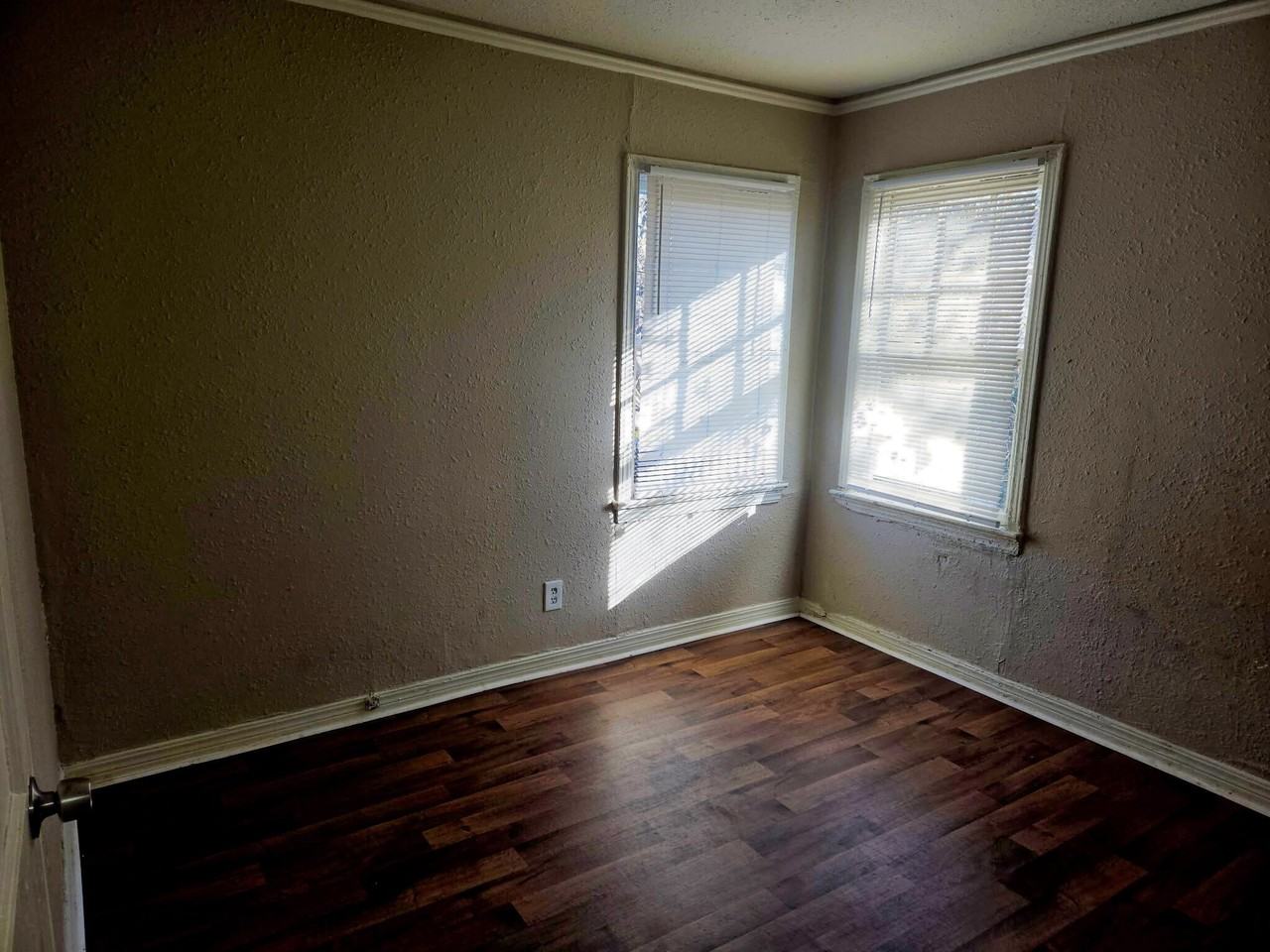 304 Crockett St - Photo 4 of 7