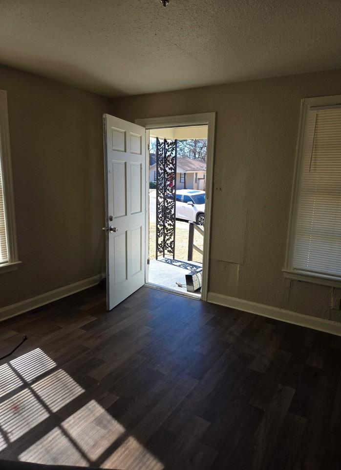 1518 Chandler St - Photo 2 of 9