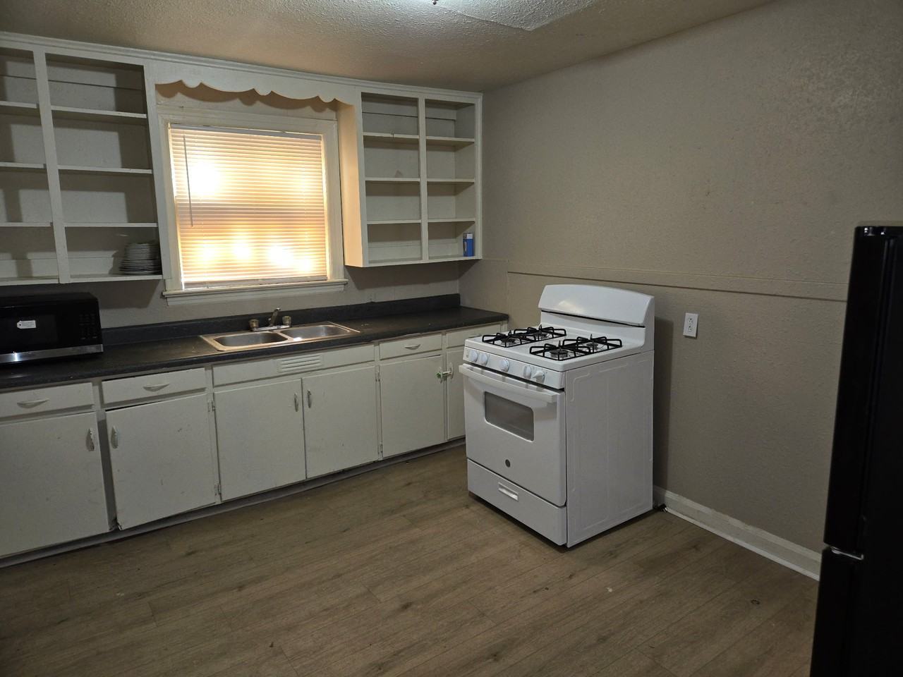 1518 Chandler St - Photo 3 of 9