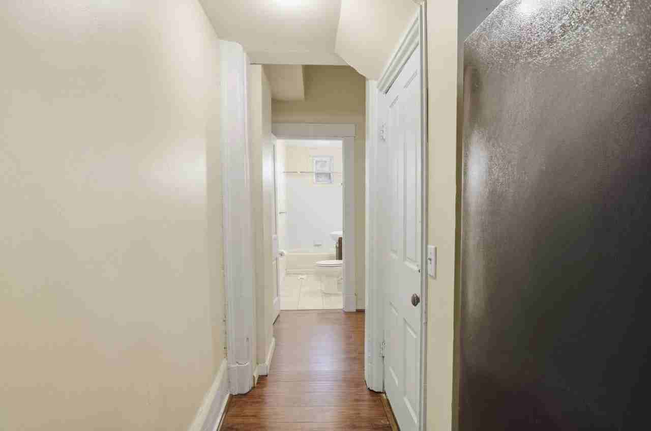 122 E. University Ave. - Photo 4 of 34