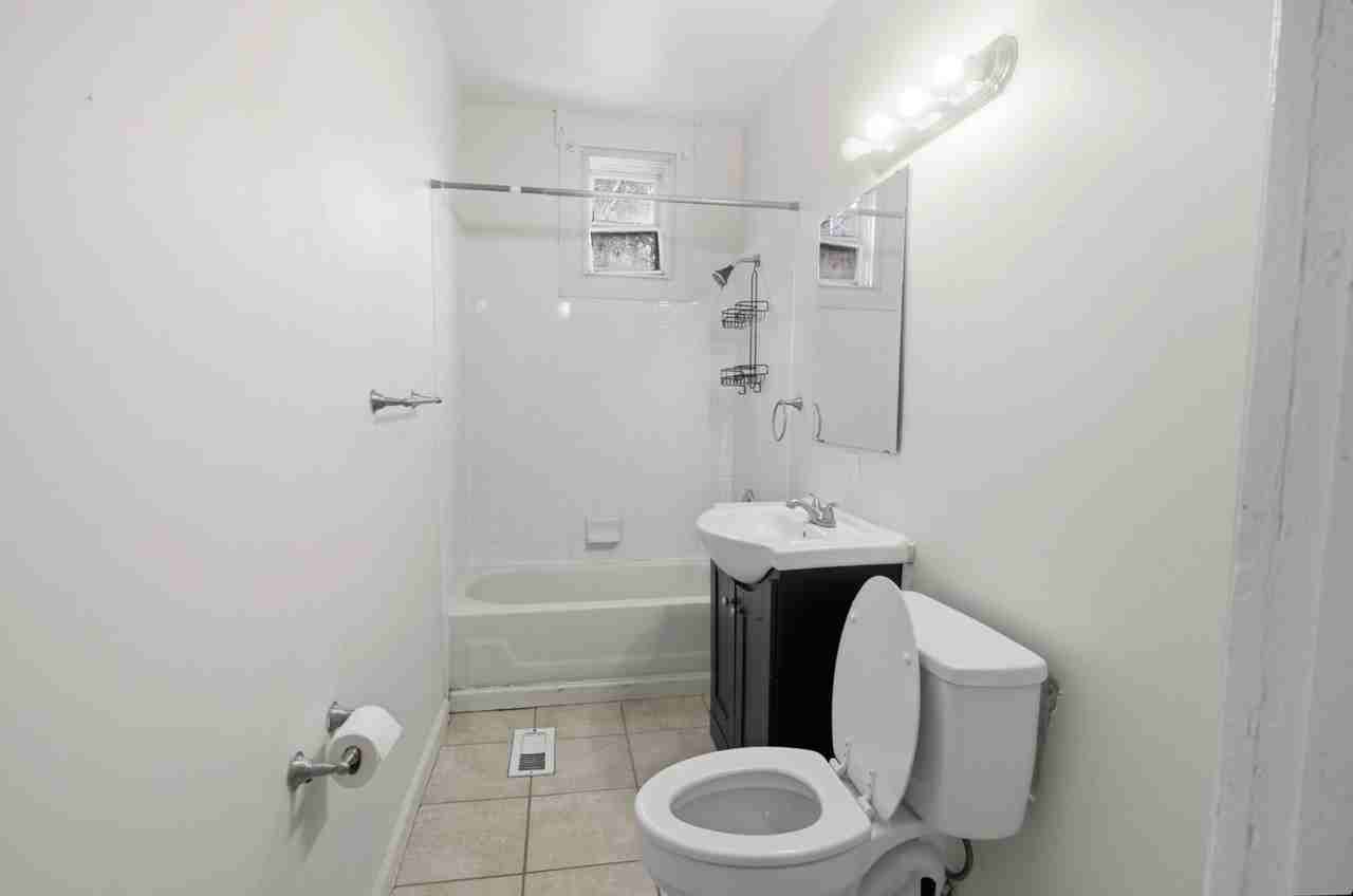 122 E. University Ave. - Photo 7 of 34