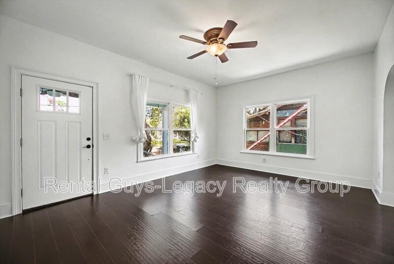 2650 Green St - Photo 4 of 31