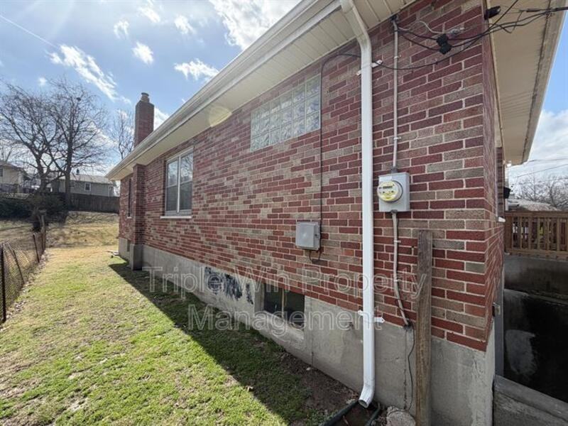 7560 Alicia Ave - Photo 5 of 29