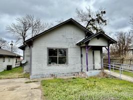 featured image of 716 E 9th St